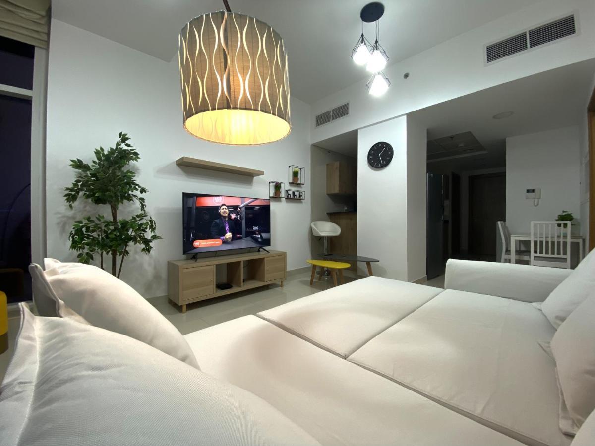 Apartamento Walk To The Beach Or Enjoy The Amazing View From The Balcony Dubái Exterior foto
